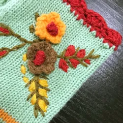 Gestrickte Winterhandschuhe - Halbfinger-Design - mit blumiger Stickerei