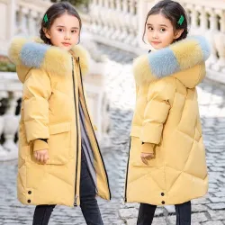 Gepolsterte lange Baumwolljacke - mit bunter Pelzhaube - für Mädchen