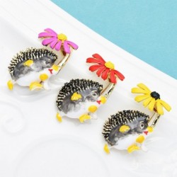Igel mit einer Blume - Brosche
