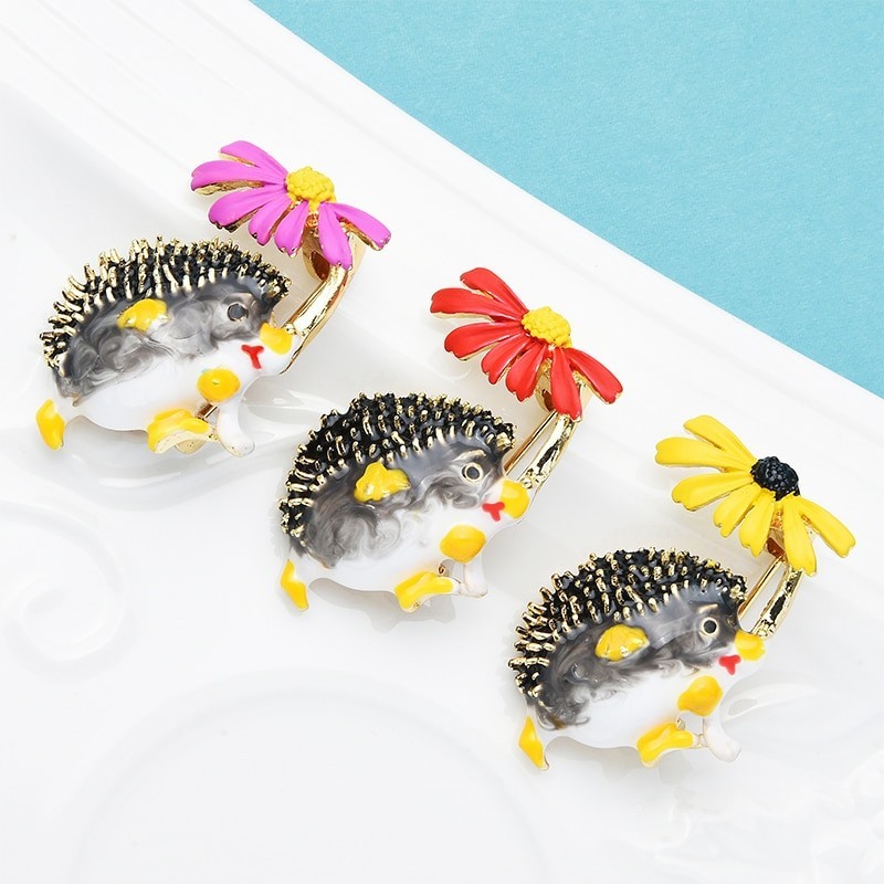 Igel mit einer Blume - Brosche