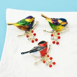 Ein Vogel, der auf einem Zweig sitzt - Kristallbrosche