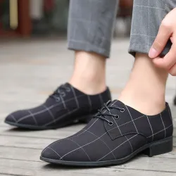 Klassische spitze Schuhschuhe - geschnürt - schwarzes Gitter