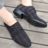 Klassische spitze Schuhschuhe - geschnürt - schwarzes Gitter
