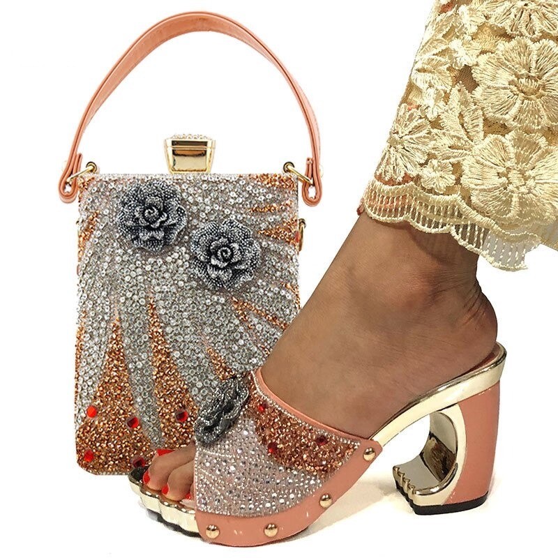 Modische Sandalen - mit dekorativen Blumen / Glitzer - italienischer Stil - mit passender kleiner Tasche