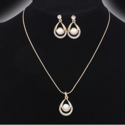 Elegantes Goldschmuckset - Halskette / Ohrringe - Wassertropfenanhänger - mit Kristallen / Perle