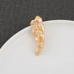 Retro goldene Brosche - asymmetrische Zusammenfassung
