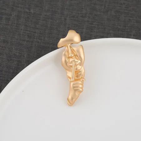 Retro goldene Brosche - asymmetrische Zusammenfassung