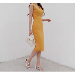 Elegantes gelbes Kleid - mit V-Ausschnitt / Rückenschlitz / ärmellos
