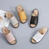 Modische flache Sandalen - offene Spitze / Ferse