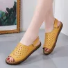 Modische flache Sandalen - offene Spitze / Ferse