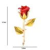 Stilvolle Goldbrosche mit einer roten Rose