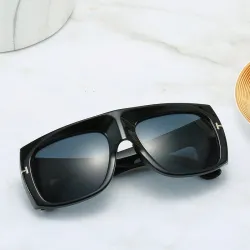 Große quadratische Sonnenbrille im Retro-/Punk-Stil