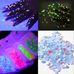 Leuchtende Kristalle - Nagelschmuck aus Strass - gemischte Größen