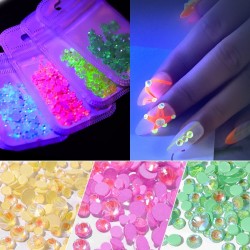 Leuchtende Kristalle - Nagelschmuck aus Strass - gemischte Größen