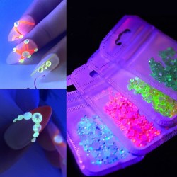 Leuchtende Kristalle - Nagelschmuck aus Strass - gemischte Größen