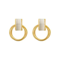 Elegante goldene runde Ohrringe – mit weißem Opal