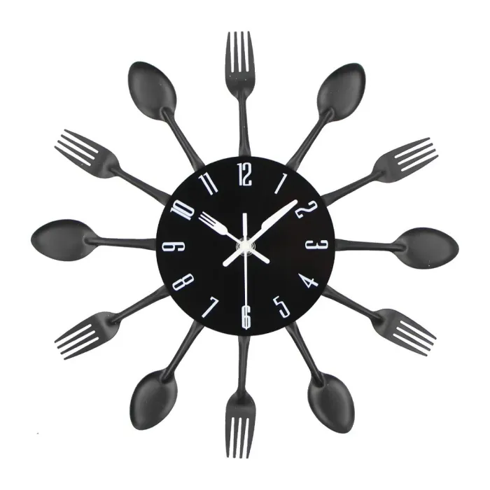 Moderne Wanduhr – mit Küchenbesteck