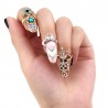 Nagelring mit Kristallen