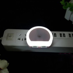 Dual USB Port Ladegerät mit LED Nachtlicht - Lichtsensor